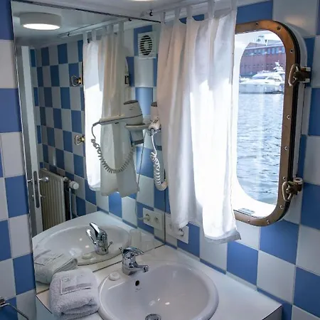 Botel The Boatel *
